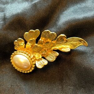 Vintage gold tone Leaf brooch